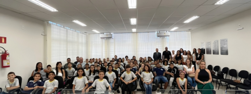 Projeto Vereador Estudante levou os alunos dos 5º anos para conhecerem de perto o Poder Judiciário e um pouco da história de Itapecerica